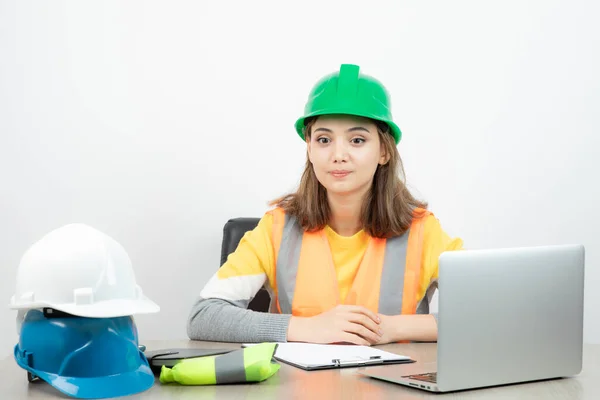 Arbeiterinnen Orangefarbener Weste Und Grünem Helm Sitzen Schreibtisch Hochwertiges Foto — Stockfoto