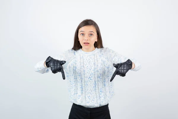 Πορτρέτο Του Όμορφη Νεαρή Κοπέλα Μαύρα Γάντια Που Θέτουν Λευκό — Φωτογραφία Αρχείου