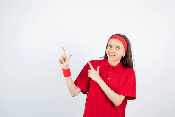 Mädchen Rotem Shirt Armband Und Stirnband Posieren Auf Weißem Hintergrund — Stockfoto