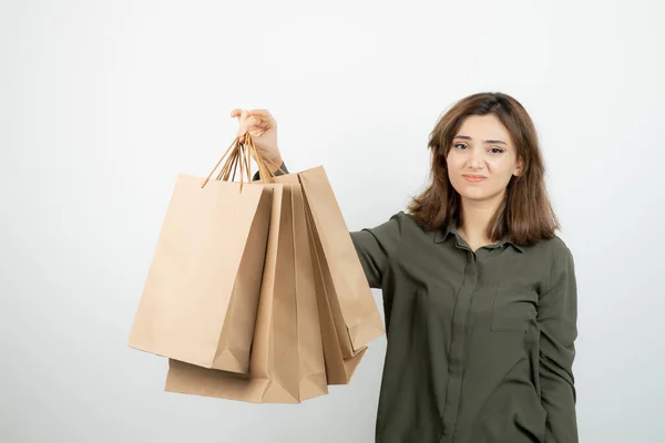 Retrato Una Joven Sosteniendo Bolsas Papel Artesanal Con Expresión Cansada —  Fotos de Stock