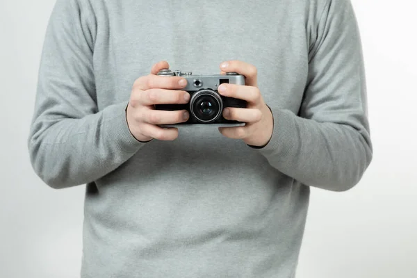 Hombre Manos Fotógrafas Profesionales Sosteniendo Cámara Retro Foto Alta Calidad —  Fotos de Stock