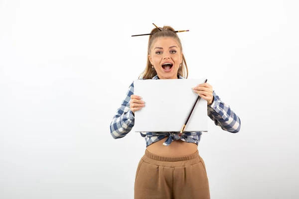 Porträt Einer Künstlerin Mit Leerer Leinwand Und Pinsel Hochwertiges Foto — Stockfoto