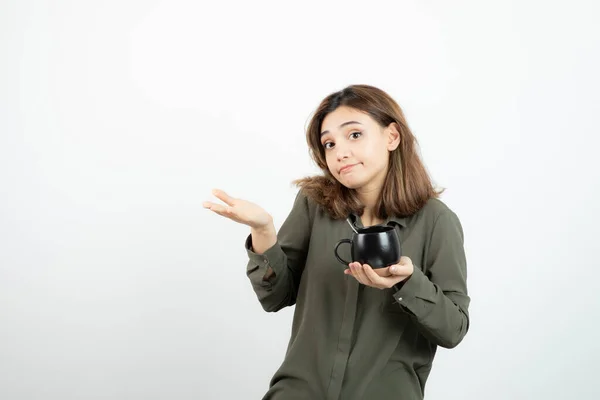 Belle Femme Tenant Une Tasse Café Debout Sur Blanc Photo — Photo