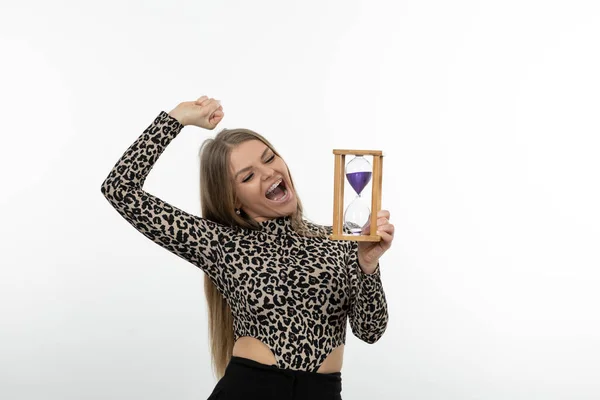 Foto Una Mujer Joven Sosteniendo Reloj Arena Con Expresión Feliz — Foto de Stock