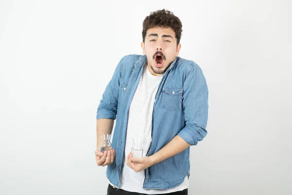 Retrato Jovem Barbudo Tentando Segurar Vidro Água Sobre Branco Foto — Fotografia de Stock