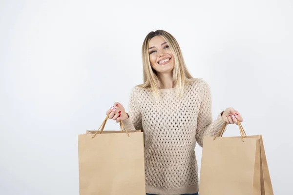 Egy Csinos Nőt Ábrázol Aki Papírzacskót Tart Kezében Kiváló Minőségű — Stock Fotó