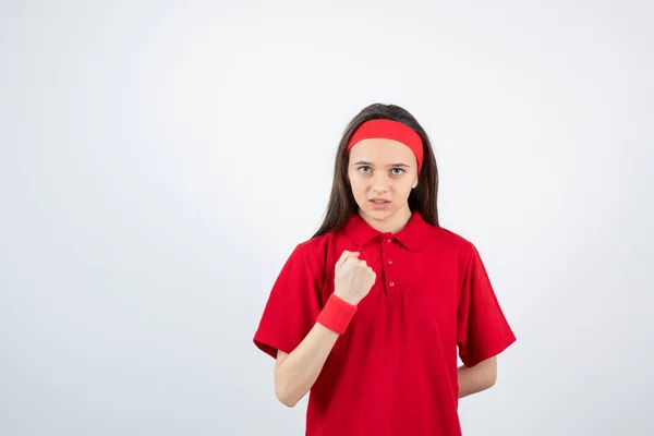 Niña Camiseta Roja Pulsera Diadema Posando Sobre Fondo Blanco —  Fotos de Stock