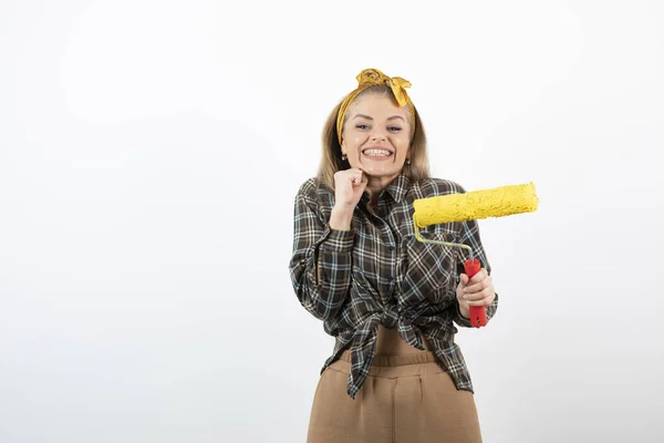 Mujer Rubia Bonita Sosteniendo Rodillo Pintura Amarillo Sobre Una Pared —  Fotos de Stock