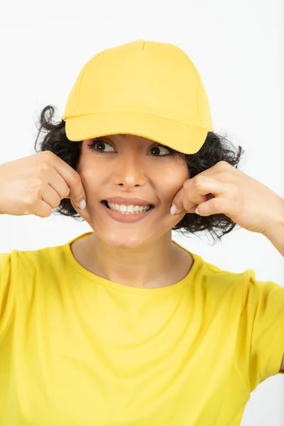 Žena Žlutém Tričku Čepici Pózující Bílém Pozadí — Stock fotografie