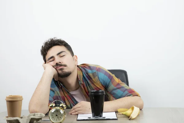 Foto Funcionário Escritório Cansado Sentado Mesa Com Xícara Café Foto — Fotografia de Stock