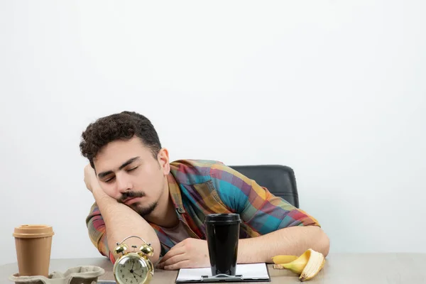 Foto Funcionário Escritório Cansado Sentado Mesa Com Xícara Café Foto — Fotografia de Stock