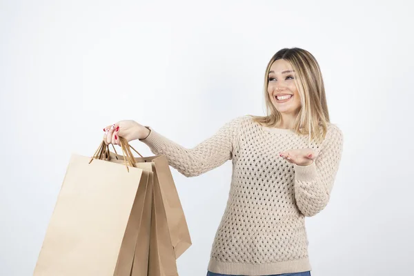 Afbeelding Van Een Mooi Uitziende Vrouw Die Papieren Tassen Vasthoudt — Stockfoto