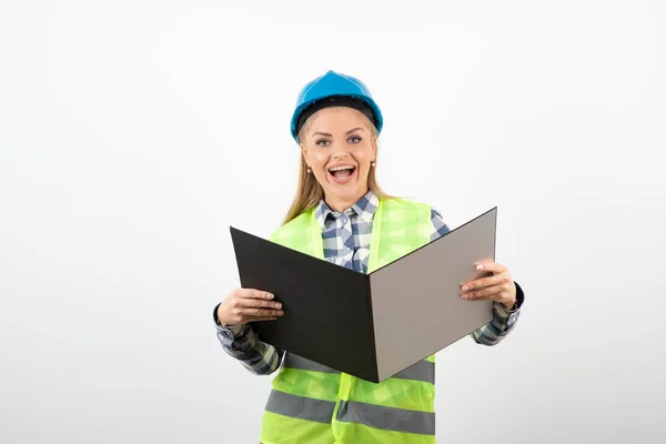 Porträt Einer Blonden Ingenieurin Hardhat Mit Notizbuch Lachend Hochwertiges Foto — Stockfoto