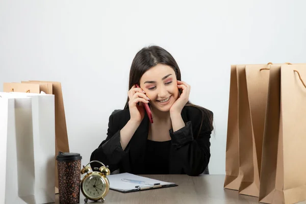 Retrato Una Mujer Negocios Sentada Lugar Trabajo Oficina Hablando Por —  Fotos de Stock