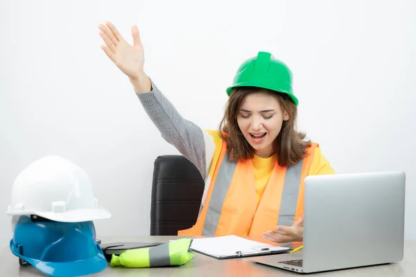 Arbetare Kvinna Uniform Sitter Vid Skrivbordet Med Laptop Och Urklipp — Stockfoto