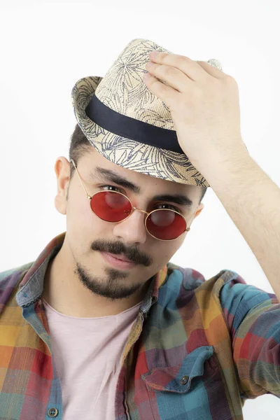 Закройте Фотографию Молодого Человека Стоящего Позирующего Шляпе Очках Высокое Качество — стоковое фото