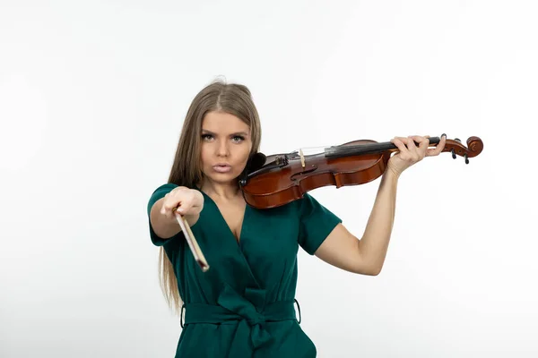 Young Musician Green Dress Holding Violin Bow High Quality Photo — Stock Photo, Image
