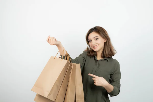 Jonge Vrouwelijke Model Met Ambachtelijke Tassen Staan Poseren Hoge Kwaliteit — Stockfoto