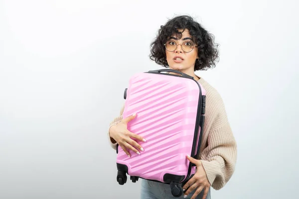 Een Krullende Toeristische Vrouw Een Bril Met Roze Koffer Die — Stockfoto