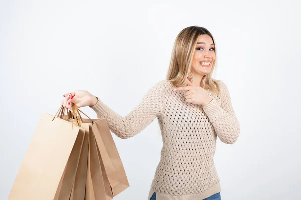 Image Nice Looking Woman Standing Pointing Paper Bags High Quality — Stock Photo, Image