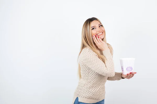 Bild Ung Kvinna Som Står Och Håller Hinken Med Popcorn — Stockfoto