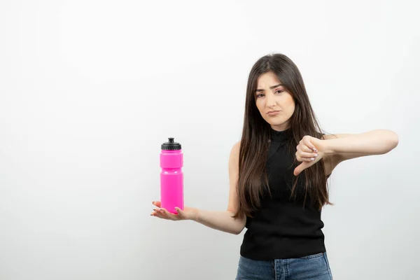 Tiro Hermosa Mujer Deportiva Sosteniendo Botella Agua Mostrando Pulgar Hacia —  Fotos de Stock