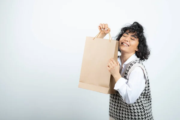 Ritratto Una Giovane Donna Che Porta Borse Della Spesa Sfondo — Foto Stock