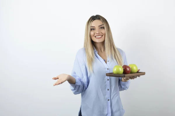 Retrato Uma Menina Loira Segurando Tábua Madeira Com Maçãs Verdes — Fotografia de Stock