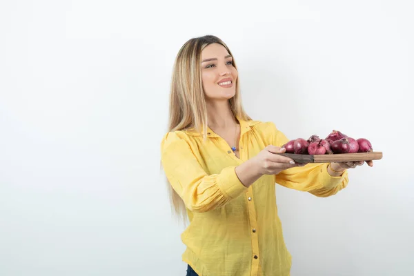 Retrato Menina Bonita Segurando Cebolas Vermelhas Foto Alta Qualidade — Fotografia de Stock