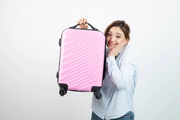 Vrouw Toerist Staat Houdt Roze Reiskoffer Vast Hoge Kwaliteit Foto — Stockfoto