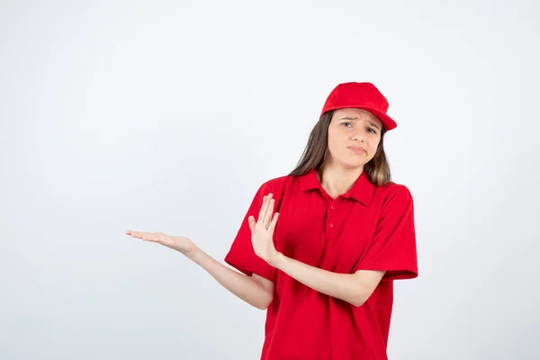 Chica Camiseta Roja Gorra Posando Sobre Fondo Blanco —  Fotos de Stock