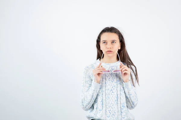 Menina Vestindo Suéter Posando Com Óculos Sol Fundo Branco — Fotografia de Stock