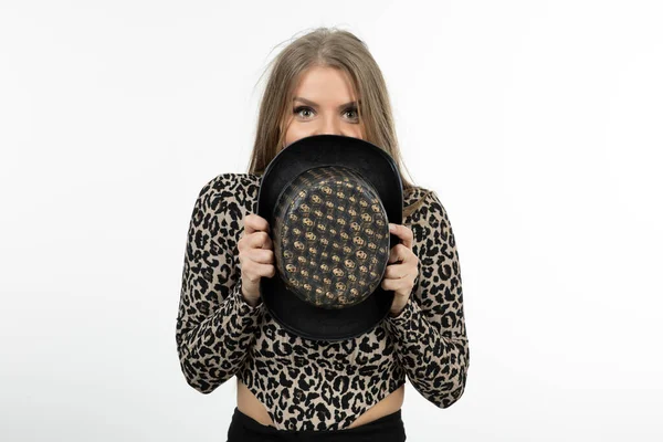 Retrato Mujer Joven Con Sombrero Mago Pie Sobre Blanco Foto — Foto de Stock