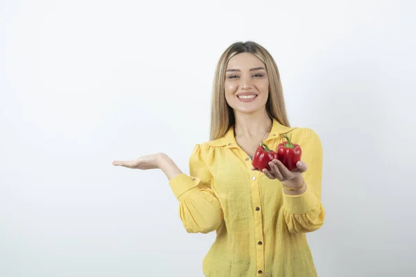 Portrait Pretty Woman Showing Opened Palm Holding Red Bell Peppers — Stock Photo, Image