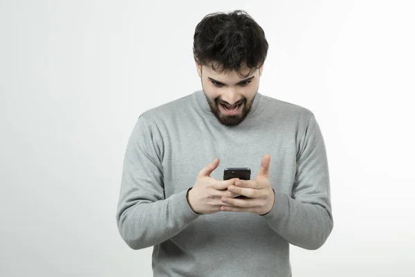 Retrato Cara Atraente Segurando Telefone Inteligente Contra Parede Branca Foto — Fotografia de Stock