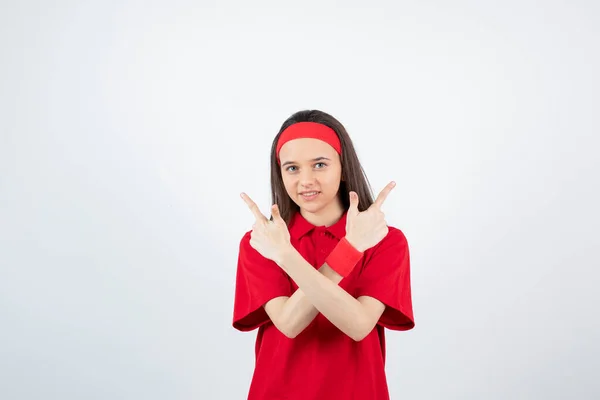 Mädchen Rotem Shirt Armband Und Stirnband Posieren Auf Weißem Hintergrund — Stockfoto