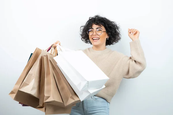Boldog Női Vásárló Bevásárlószatyrokkal Fehér Felett Kiváló Minőségű Fénykép — Stock Fotó