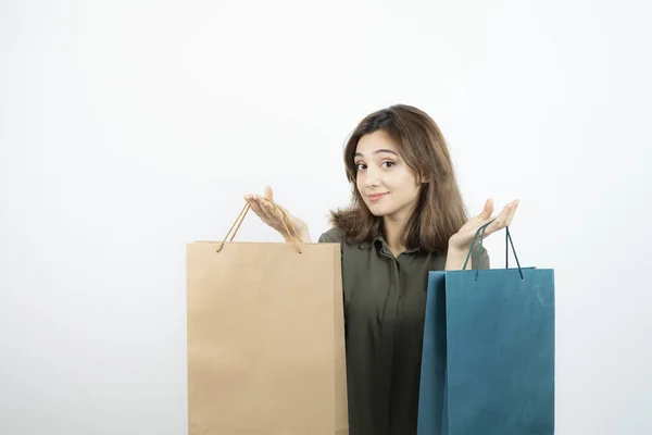 Imagen Una Hermosa Chica Pelo Corto Sosteniendo Bolsas Compras Foto —  Fotos de Stock