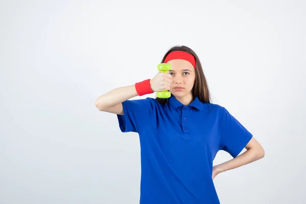 Niña Camiseta Azul Pulsera Roja Diadema Posando Con Mancuerna —  Fotos de Stock