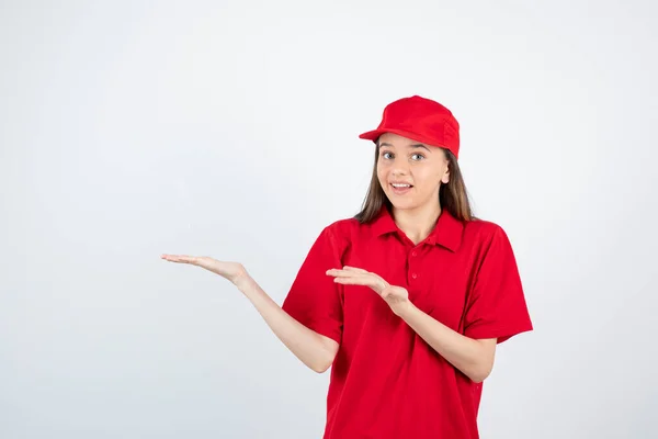 Dziewczyna Czerwonej Koszulce Czapce Pozowanie Białym Tle — Zdjęcie stockowe