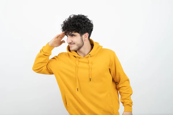 Hombre Con Capucha Amarilla Posando Sobre Fondo Blanco —  Fotos de Stock
