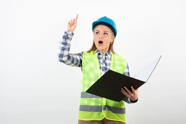 Porträt Einer Blonden Ingenieurin Festem Hut Mit Klemmbrett Das Befehle — Stockfoto