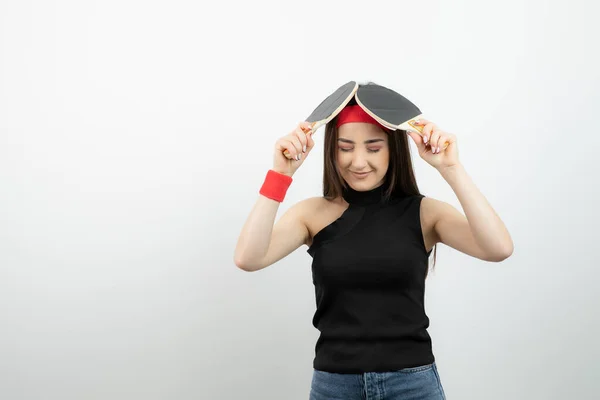 Foto Una Linda Jugadora Sosteniendo Raquetas Bádminton Foto Alta Calidad — Foto de Stock