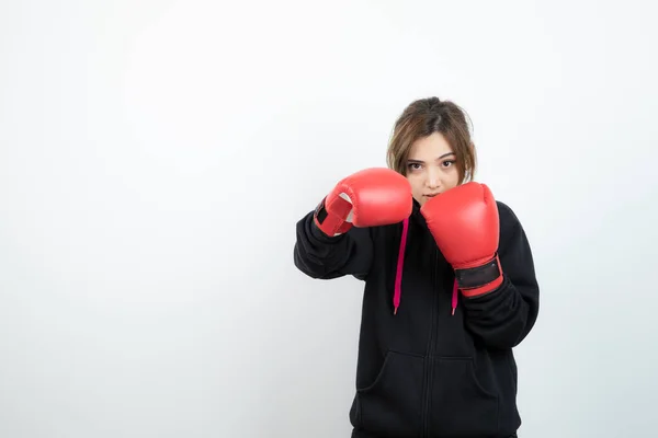 Portret Van Een Zelfverzekerde Jonge Sportvrouw Die Boksoefeningen Doet Hoge — Stockfoto