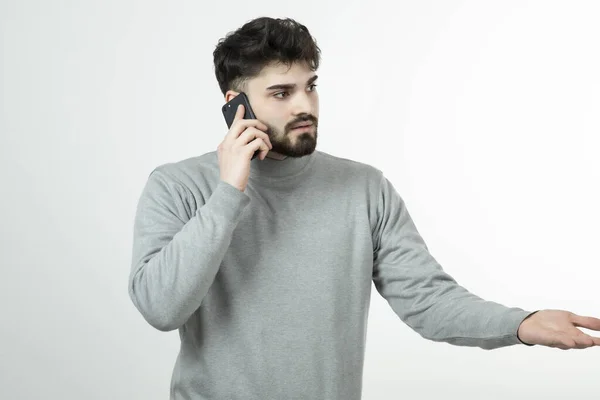 Retrato Tipo Atractivo Hablando Por Teléfono Inteligente Contra Pared Blanca —  Fotos de Stock