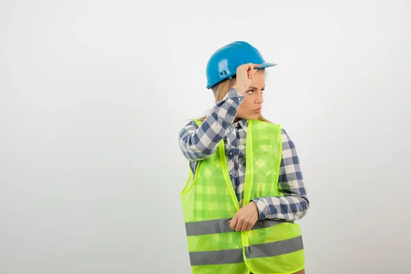 Bild Einer Hübschen Arbeiterin Die Hart Nehmen Steht Und Aussieht — Stockfoto