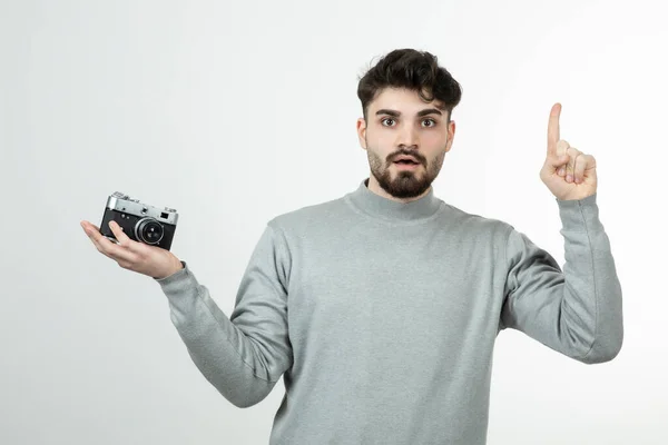 Porträt Eines Bärtigen Mannes Fotograf Hält Kamera Und Zeigt Nach — Stockfoto