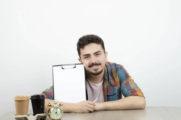 Junger Geschäftsmann Der Hause Mit Tassen Und Klemmbrett Auf Dem — Stockfoto