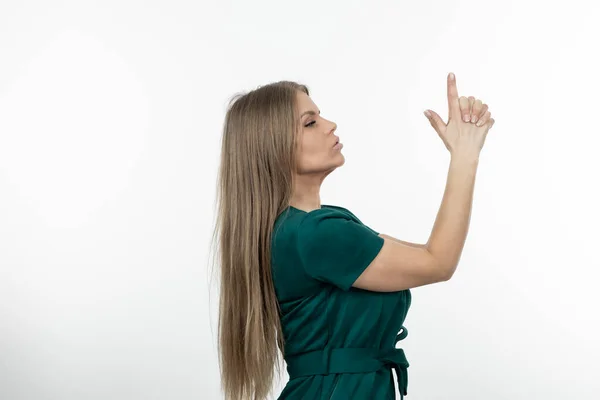 Imagen Una Joven Vestida Verde Haciendo Letrero Pistola Foto Alta — Foto de Stock