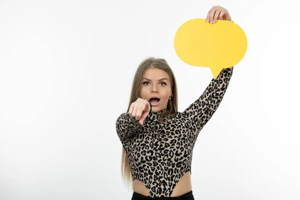 Фото Молодой Женщины Держащей Жёлтую Пузырную Речь Поверх Белого Высокое — стоковое фото